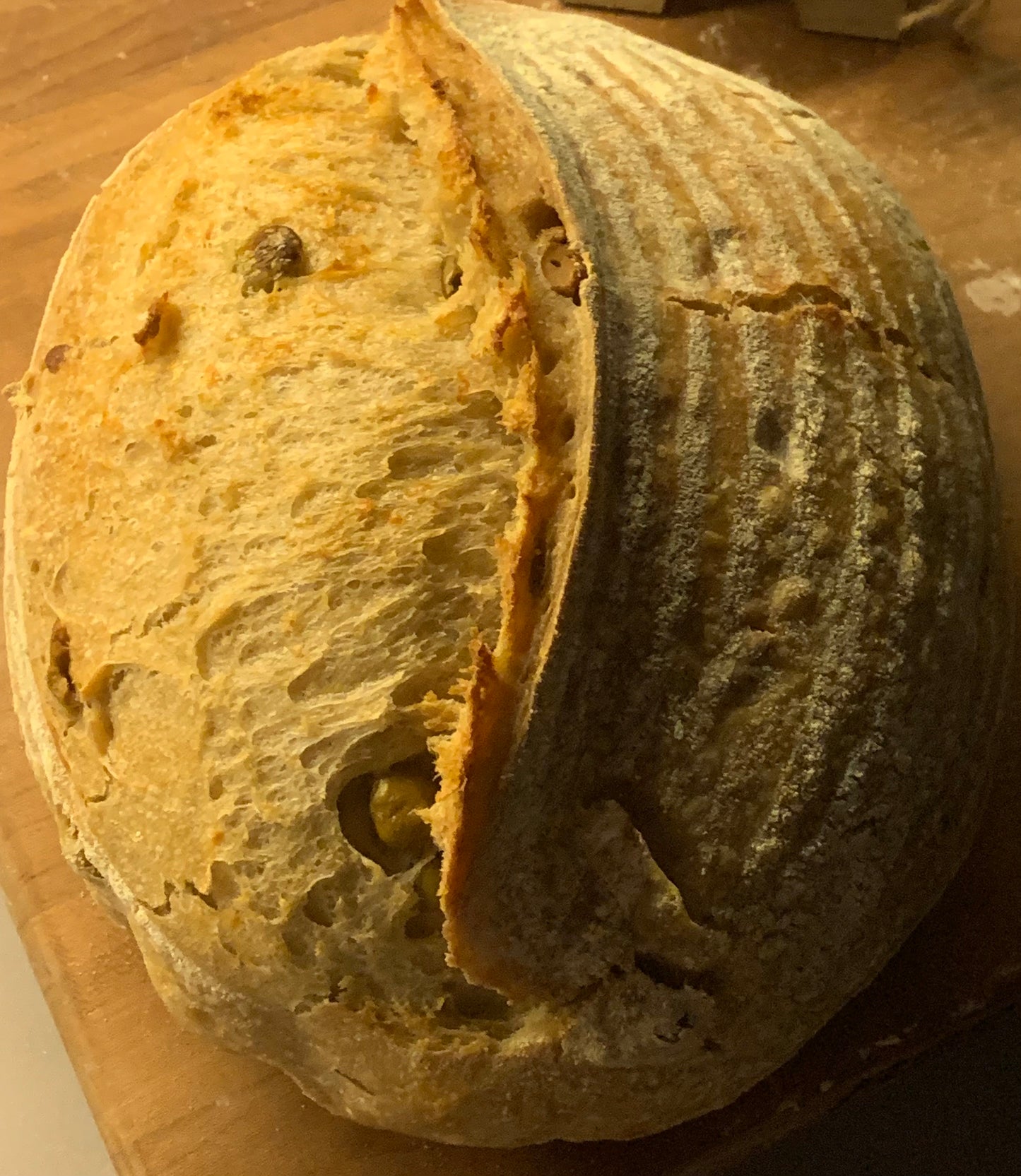 Sourdough with green olive and parmesan cheese (weight 950~1,000 grams)